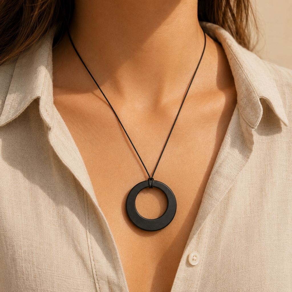 Pendentif shungite porté autour du cou sur cordon noir