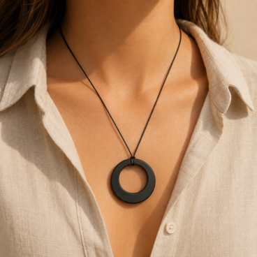 Pendentif shungite porté autour du cou sur cordon noir