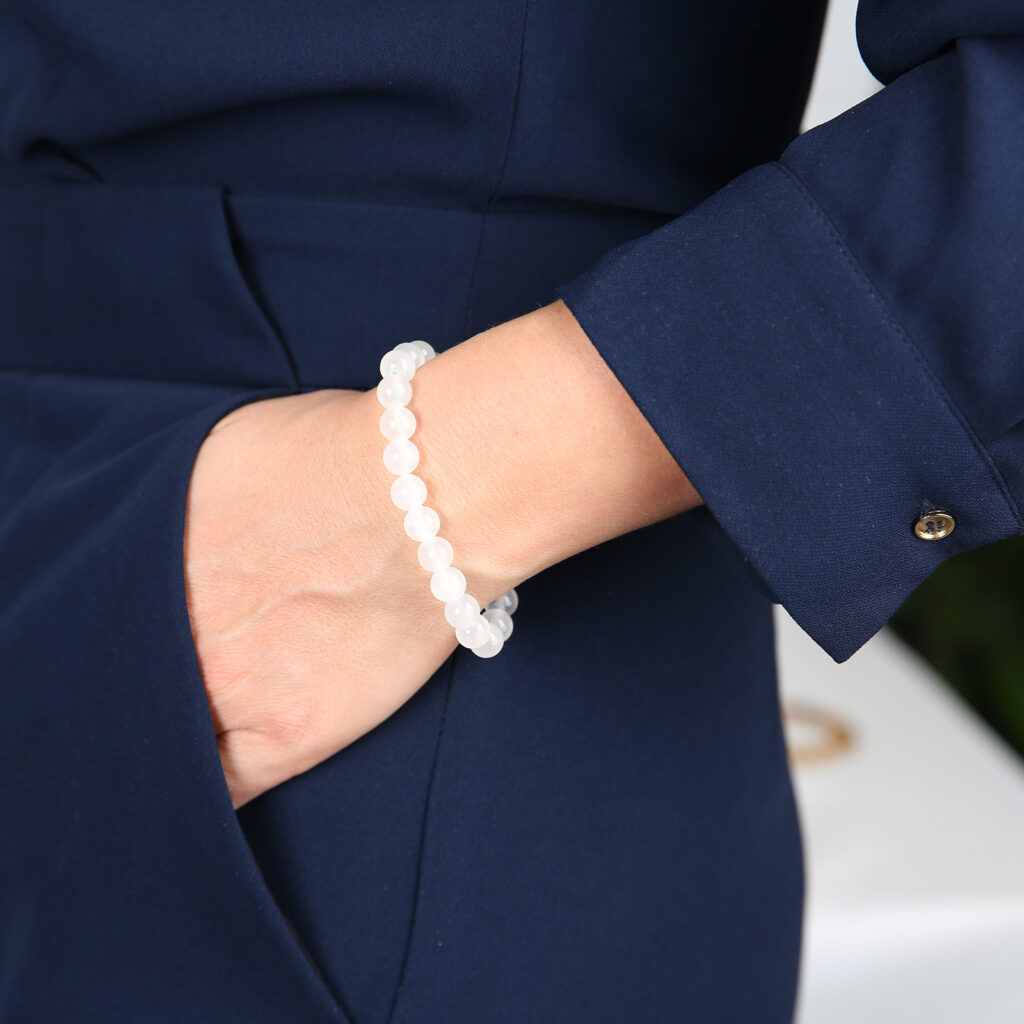 bracelet 8 mm porté femme Sélénite