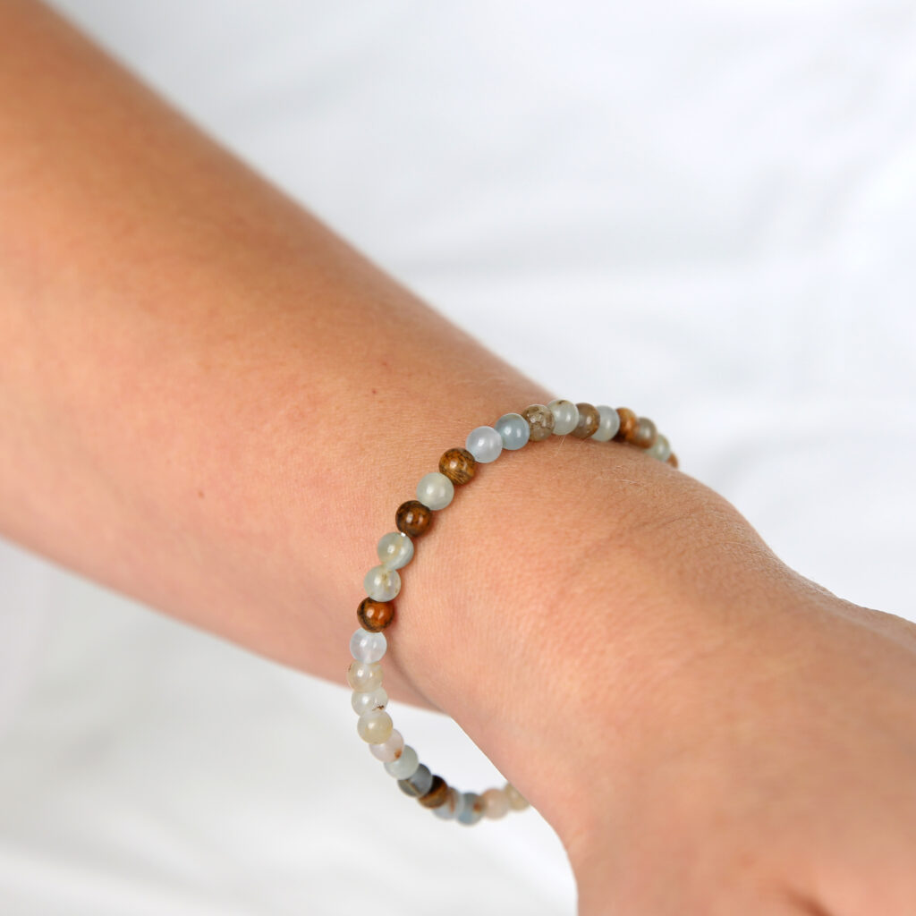 Bracelet femme 4 mm porté CALCITE MIX
