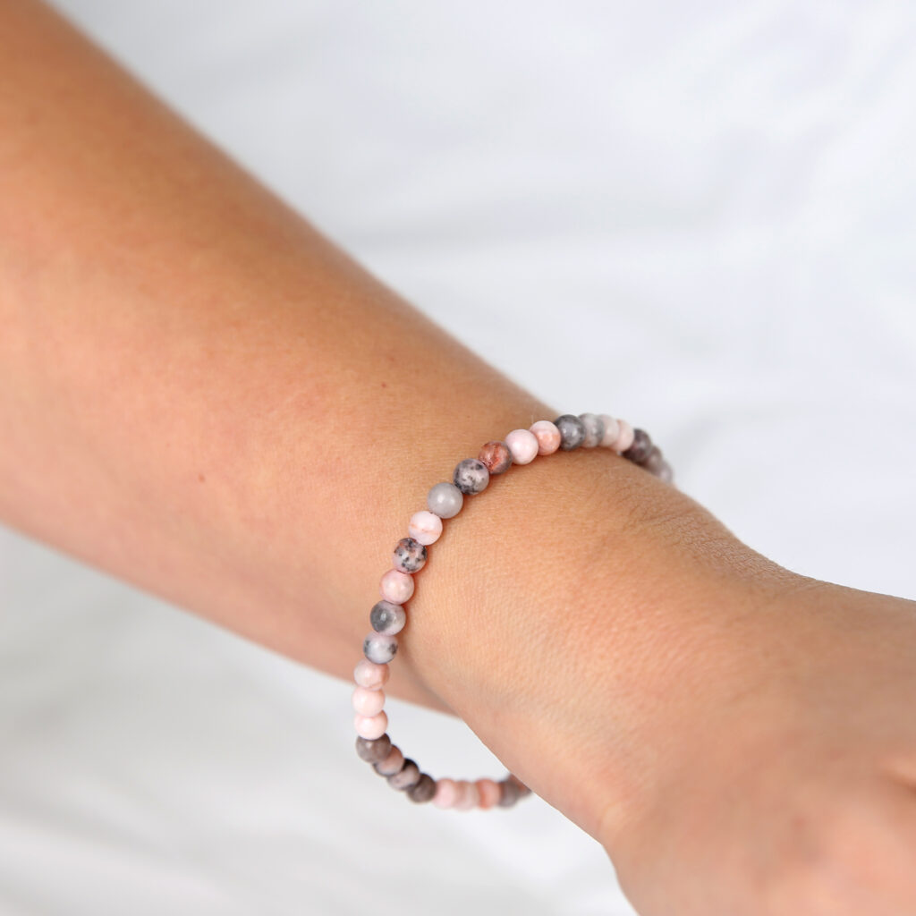 bracelet 8 mm porté femme opale rose