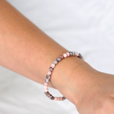 bracelet 8 mm porté femme opale rose