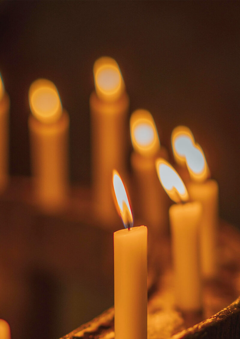 catégorie bougie neuvaine qui brule dans une ambiance d'église PORTRAIT
