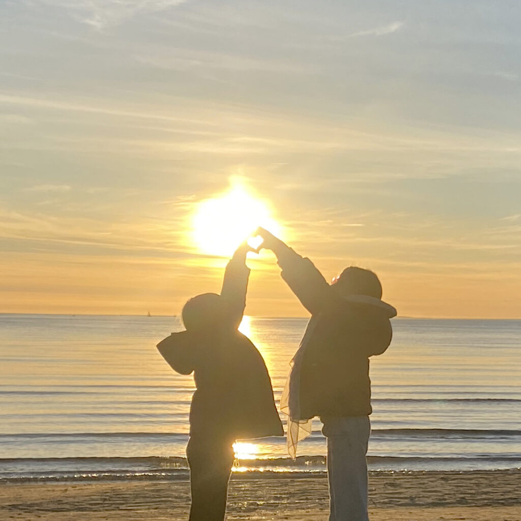 catégorie enfant couché de solei plage coeur