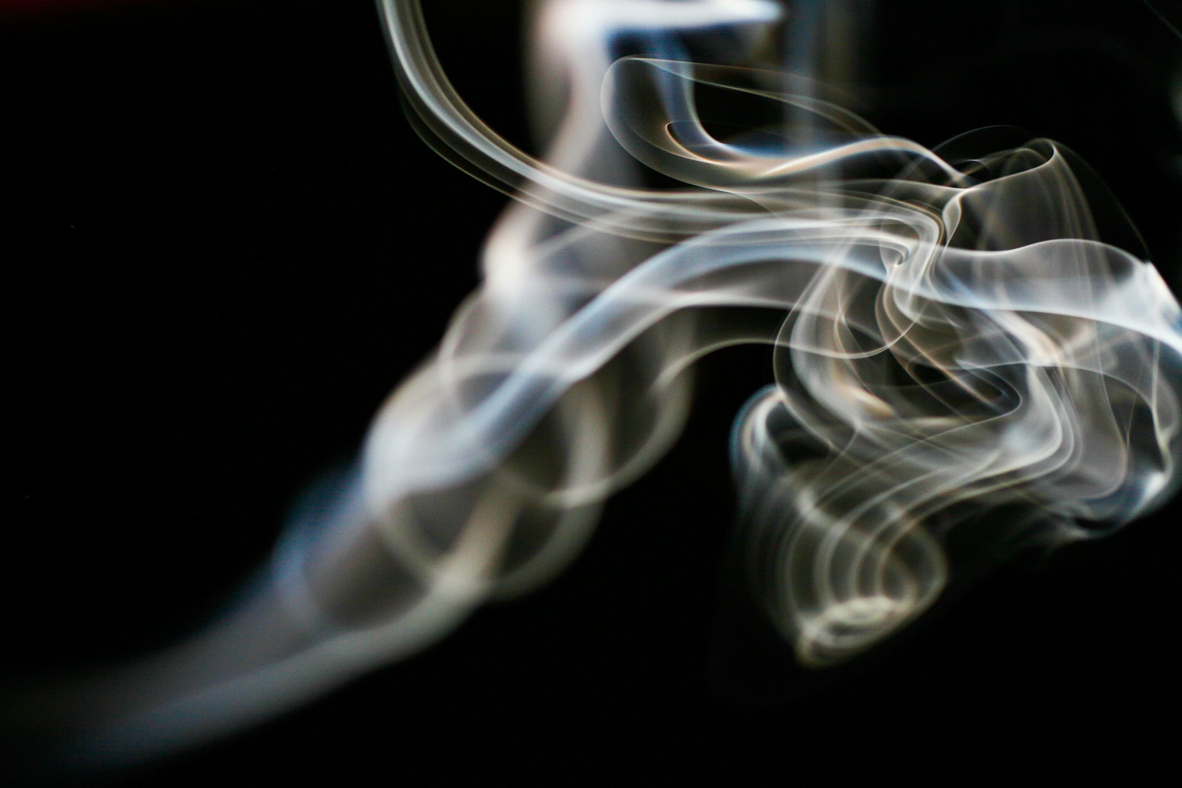 fumée encens grains résines