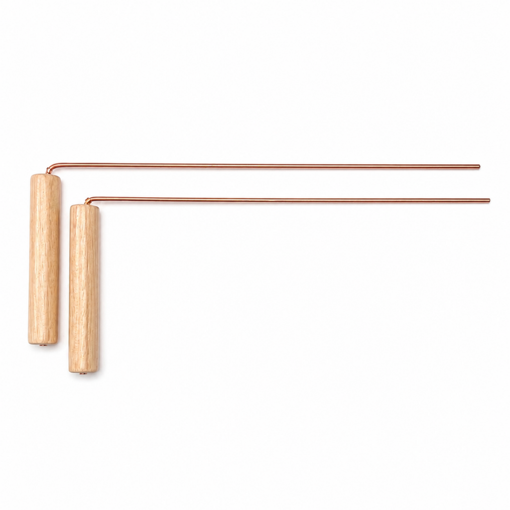 Baguettes de radiesthésie en cuivre avec poignées en bois utilisées comme outil de sourcier et de recherche énergétique