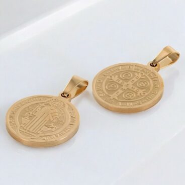 Médaille Saint Benoît dorée recto verso gravée