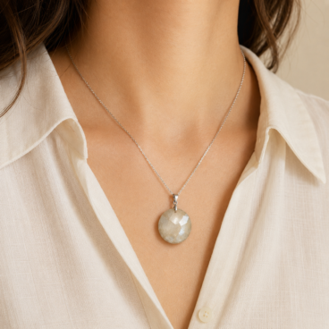 Pendentif pierre de lune blanche porté autour du cou
