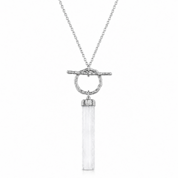Pendentif sélénite argenté en gros plan