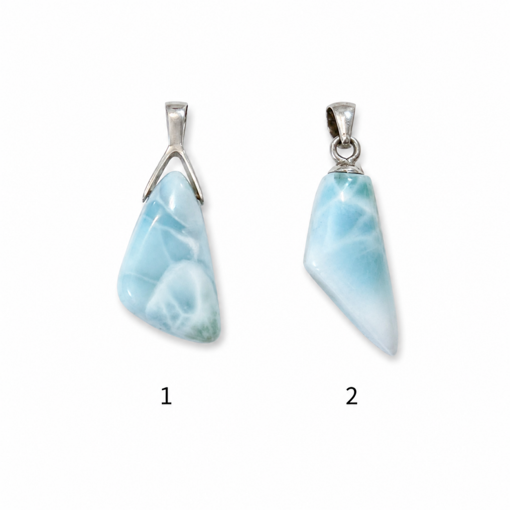Deux pendentifs Larimar forme libre polis montés sur argent, modèle triangulaire et modèle allongé