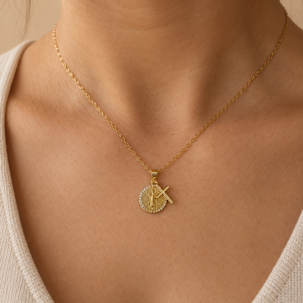 Pendentif médaille de Saint Benoît avec croix dorée porté autour du cou